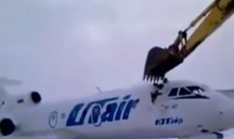 Radnik aerodroma dobio otkaz pa bagerom uništio avion (VIDEO)