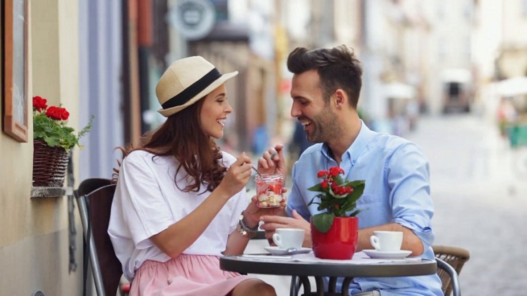 happycoupleeatingdessertstogetheratoutdoorscafen1ov4yy2F0000