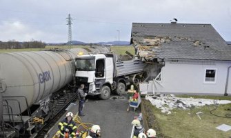 Dok su pili jutarnju kafu kamion im se zakucao u kuću