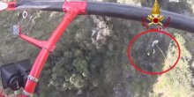 Pogledajte spašavanje krave iz jarka uz pomoć helikoptera (VIDEO)