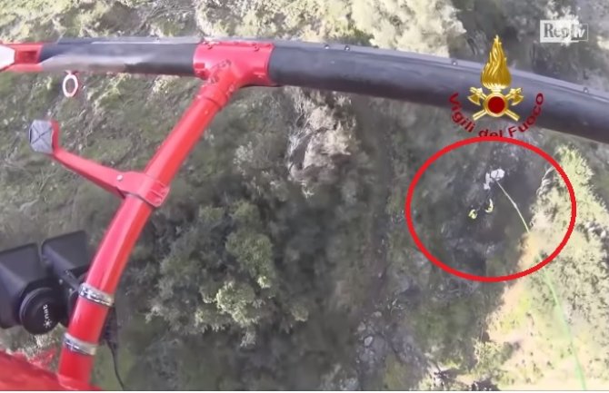 Pogledajte spašavanje krave iz jarka uz pomoć helikoptera (VIDEO)