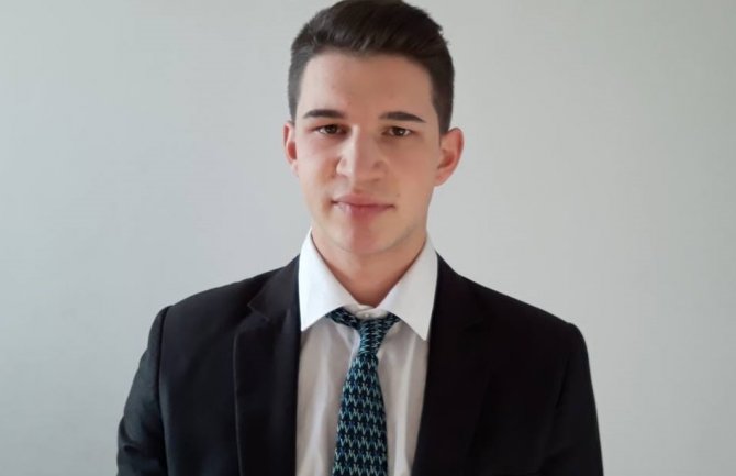 Vladimir iz Mojkovca ima 20 godina i već govori 12 jezika: Počeo da uči gledajući serije