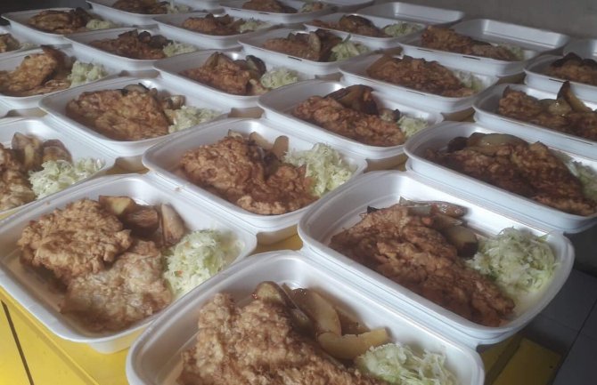 Banka hrane i kuvar Žarko prave ručak za 50 ugroženih dama