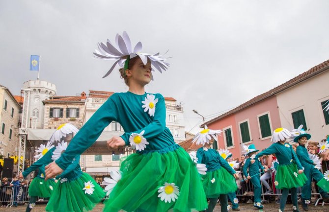 Djeca obojila Herceg Novi osmjesima, igrom i šarenim kostimima
