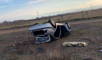 Saobraćajna nezgoda kod Tuzi:Maloljetnici povrijeđeni, auto završilo na krovu