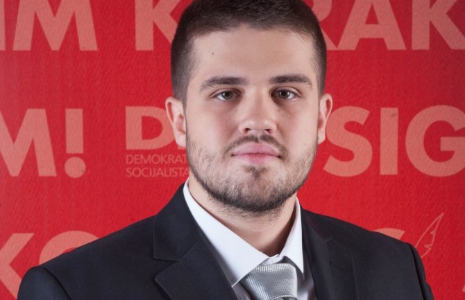 Je li se  Knežević sam sjetio da nam saopšti kako finansira pojedine članove organizacionog odbora protesta?