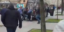 Banjaluka: Kombijem pokosio ženu na trotoaru,prolaznici podizali vozilo kako bi joj pomogli (UZNEMIRUJUĆI VIDEO)