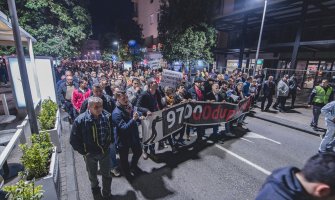 Policija neće tolerisati nasilje: Više lica gađalo policajce kamenicama i drugim predmetima