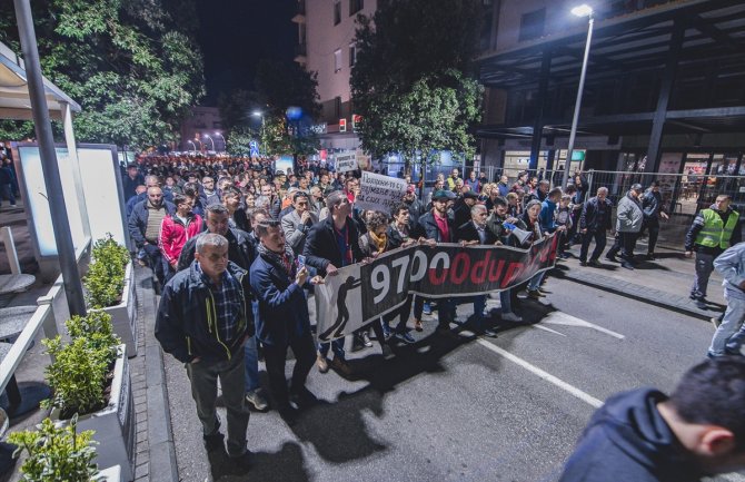 Policija neće tolerisati nasilje: Više lica gađalo policajce kamenicama i drugim predmetima