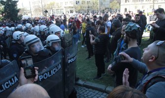 Demonstranti probili policijski kordon, Vučić: Srbija će očuvati stabilnost, makar poginuo