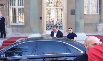 Vučić izašao iz Predsjedništva: Mirno izašao i odvezao se automobilom (VIDEO)