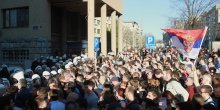 Beograd: Demonstranti stigli do policijske stanice koju su gađali i jajima (FOTO)