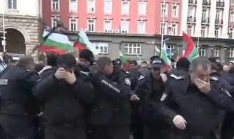 Bugarski policajci sami sebe isprskali biber-sprejem (VIDEO)