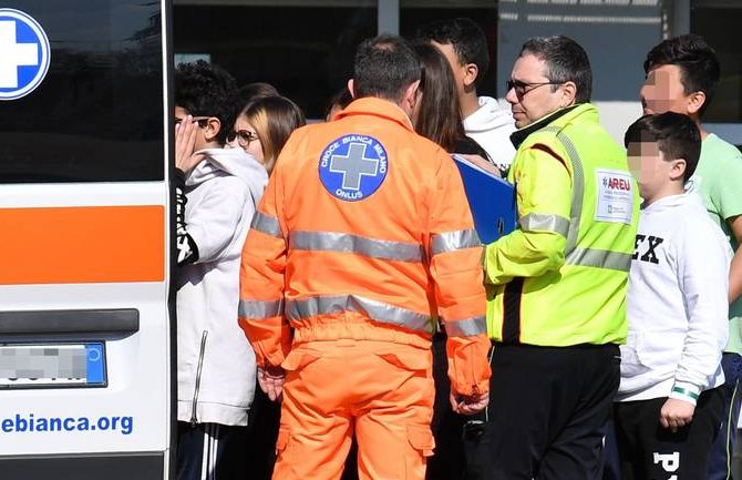 Italija: Vozač oteo autobus sa đacima i zapalio ga (VIDEO)