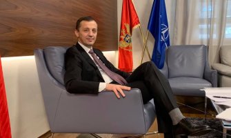 Ministar Bošković u rasparenim čarapama 