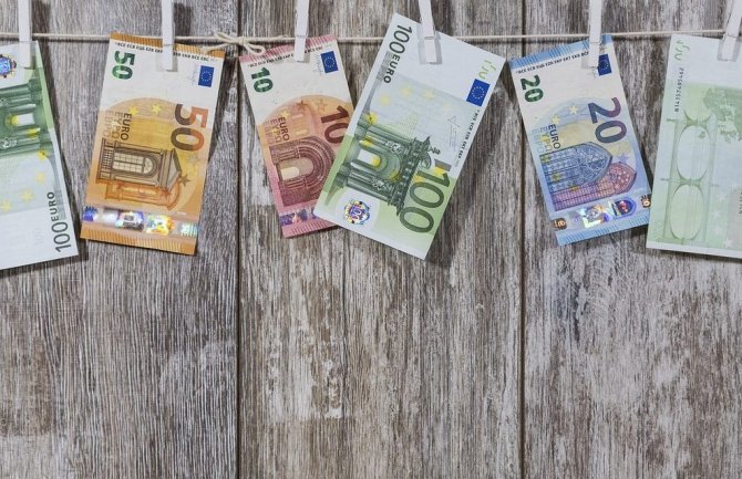 Za političke partije svakog sata izdvajamo 742 eura