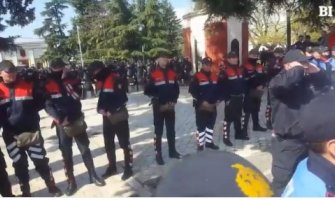 Tirana: Spriječen ulazak demonstranata u parlament, gađali policiju petardama (VIDEO)