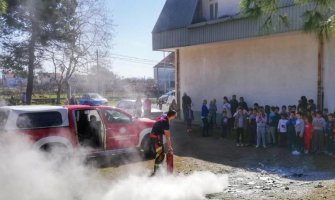 Nastavnici i đaci učili od vatrogasaca kako da postupe u slučaju požara (FOTO)