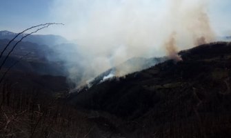 Pogledajte snimke velikog požara u Kolašinu: Plamen dopire i do magistralnog puta (VIDEO)