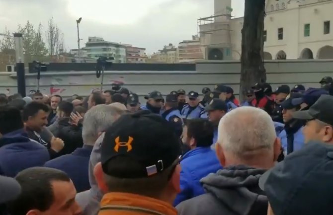 Haos na protestima u Tirani:Pokušali da upadnu u parlament,dimne bombe na policiju(VIDEO)