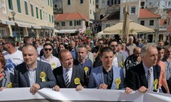 Protest u Herceg Novom: Ustala je poštena Crna Gora, Srbin i Bošnjak, Crnogorac i Hrvat, vjernici i ateisti, studenti i penzioneri...