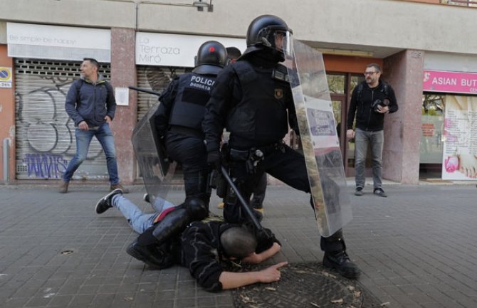 Nemiri u Barseloni: Demonstranti se sukobili sa policijom (FOTO/VIDEO)