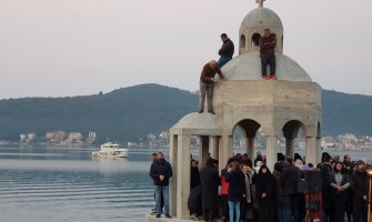 Danas rušenje krstionice na vodi, sveštenik pozvao policiju da povuče (VIDEO)