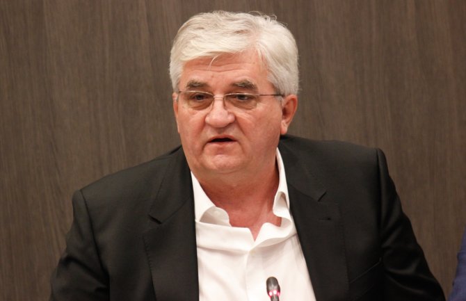 Crnoj Gori potrebno 20.000 sezonaca; Radulović: Naši ljudi neće da rade jer su male plate