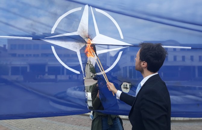 Milačić na trgu zapalio NATO zastavu (FOTO)