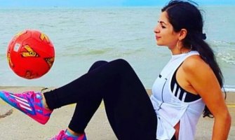 Ni štikle je ne mogu spriječiti da žonglira loptom kao Ronaldo (FOTO) (VIDEO