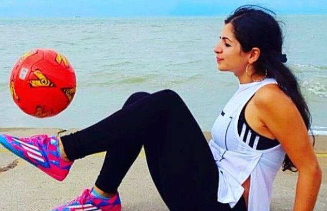 Ni štikle je ne mogu spriječiti da žonglira loptom kao Ronaldo (FOTO) (VIDEO