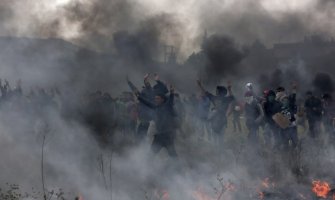 Grčka policija se sukobila sa migrantima i izbjeglicama (FOTO)