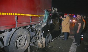 U sudaru šlepera i minibusa poginulo najmanje pet osoba