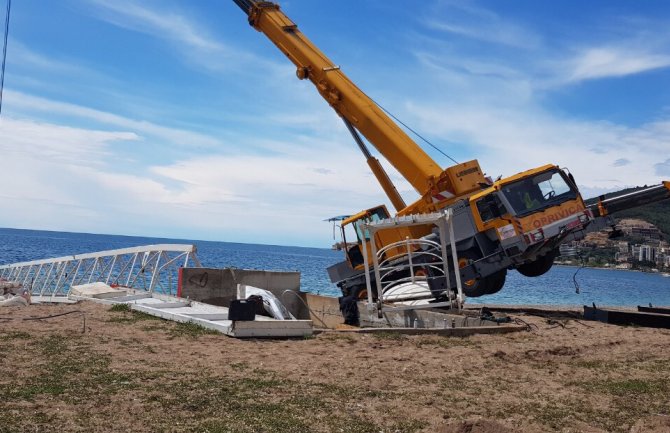 Na Slovenskoj plaži u Budvi bandži se obrušio u more, kran potonuo u pijesak