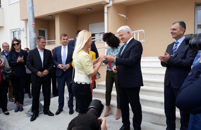 Marković uručio ključeve stanova: Radimo na poboljšanju životnog standarda za zdravstvene radnike