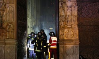 Krst netaknut nakon požara u Notr Damu, vjernici se molili za spas simbola Pariza (FOTO/VIDEO)