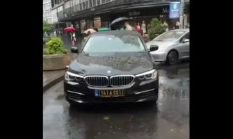 BG: Vozilo crnogorske ambasade blokiralo saobraćaj (VIDEO)