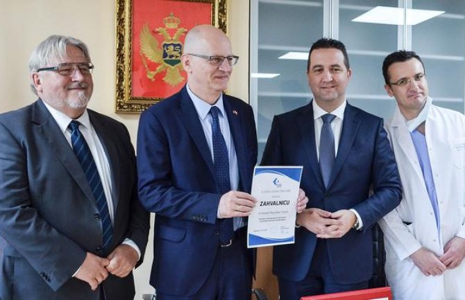 Institutu za bolesti djece  uručen aparat  za presađivanje kože