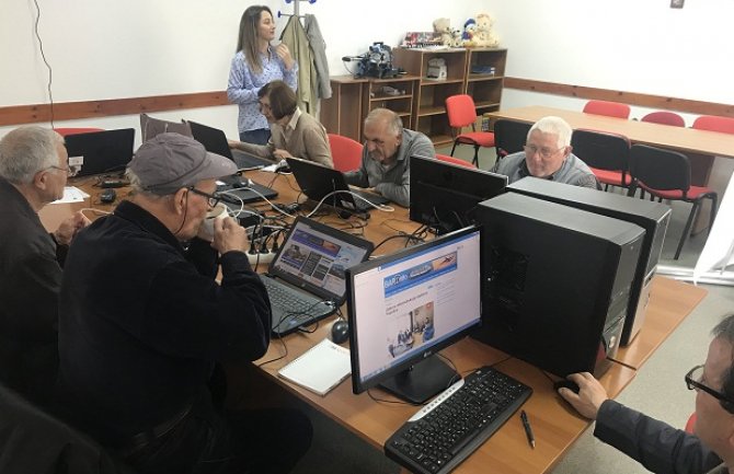 Besplatna obuka za korišćenje računara za starije osobe iz Bara