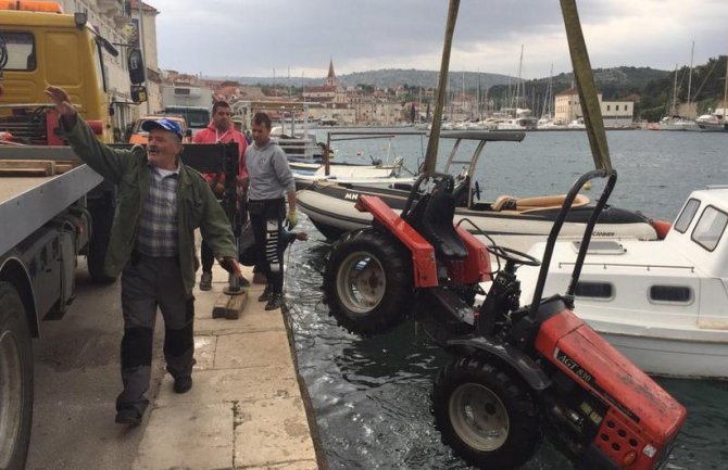 Nezgodom otvorena sezona kupanja: Vozio traktor i završio u moru