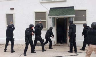 CG policajci i akademci na obuci u Milvokiju za pretrese, upade u prostorije, uklanjanje eksplozivnih sredstava...