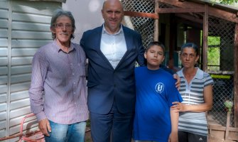  Carević donirao svoju četvrtu platu porodici Vicković