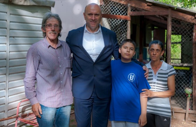  Carević donirao svoju četvrtu platu porodici Vicković