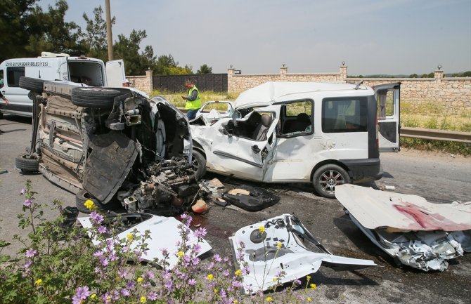 U sudaru dva automobila poginulo sedam osoba