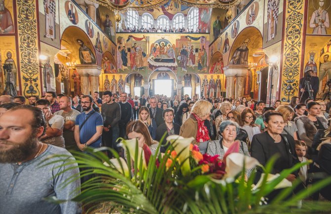 Veliki broj vjernika na liturgiji u hramu Hristovog vaskresenja u Podgorici