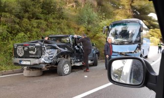 Na magistralnom putu Bar-Petrovac sudar autobusa i putničkog vozila