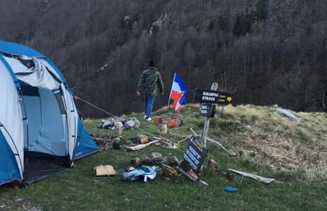 Slovenci postavili zastavu SFRJ na Velebitu