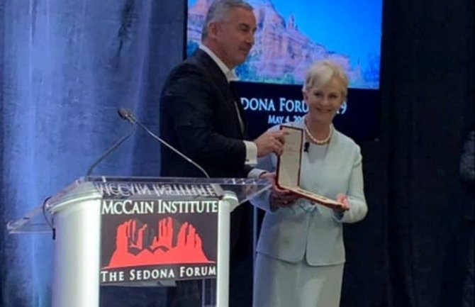 Đukanović posthumno odlikovao Mekejna