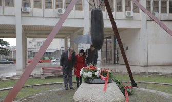Delegacija Demokrata položila vijenac na spomenik žrtvama bombardovanja PG