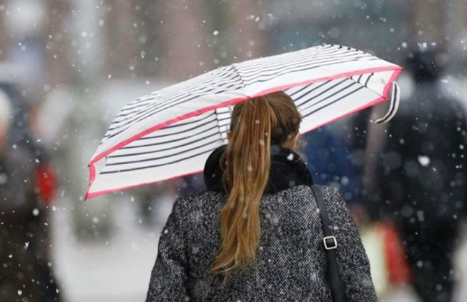 Oblačno, krajem dana kiša i snijeg